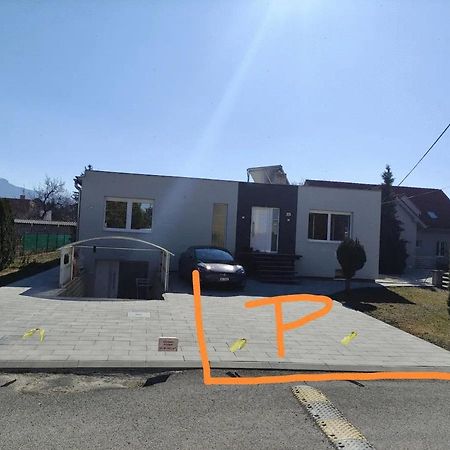 Slnecny Apartmanovy Dom Oslany ภายนอก รูปภาพ
