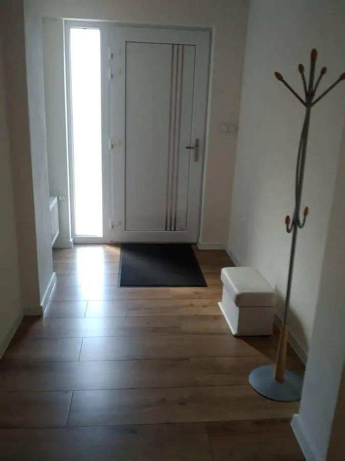 Slnecny Apartmanovy Dom Oslany ภายนอก รูปภาพ
