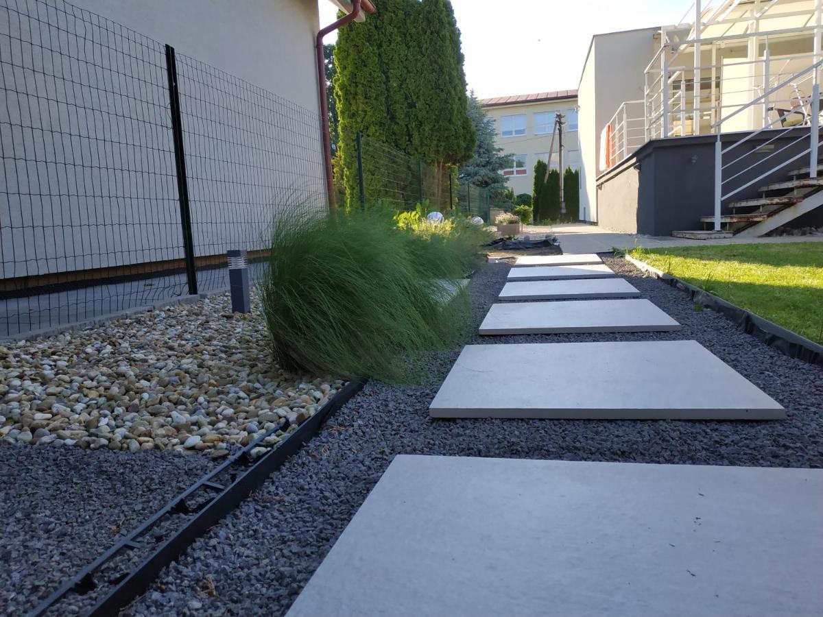Slnecny Apartmanovy Dom Oslany ภายนอก รูปภาพ