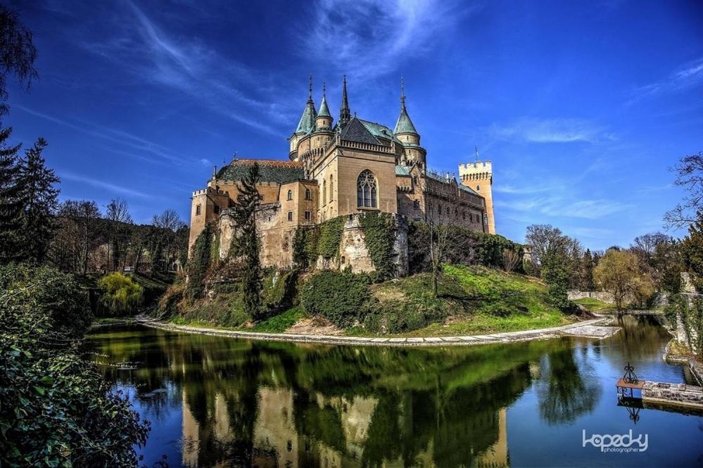 Slnecny Apartmanovy Dom Oslany ภายนอก รูปภาพ
